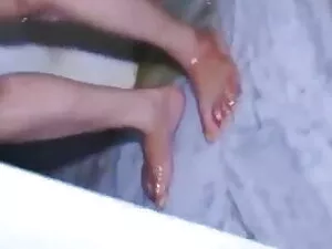 छोटे बालों वाली सुंद ...