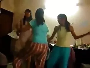 एशियाई किशोर स्नान म ...
