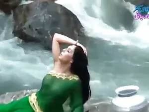 शौक़ीन व्यक्ति नई मू ...