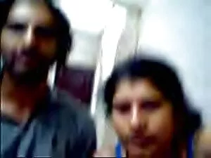 लड़की उंगलियों से खे ...
