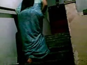 एक बड़े काले dildo क ...