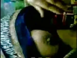 बड़े काले जूते में स ...