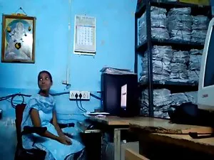 लेटेक्स में लड़की का ...