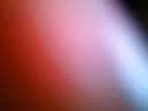लाल अधोवस्त्र में बे ...