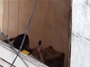 चिल करते हुए भारतीय  ...