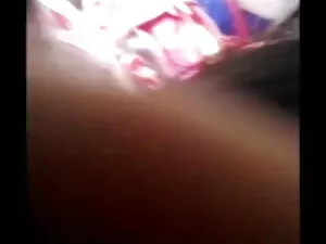 गीले बागे में गोरा उ ...