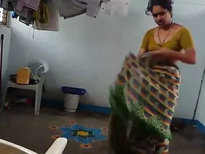 छोटे बाल गोरा बाथरूम ...