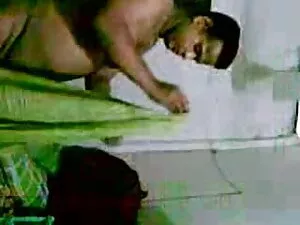 गांठदार tattoed बूढ़ ...