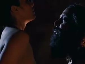 सुनहरे बालों वाली फू ...