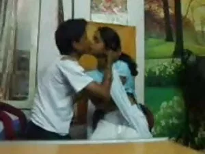 छोटे titted बालों एश ...